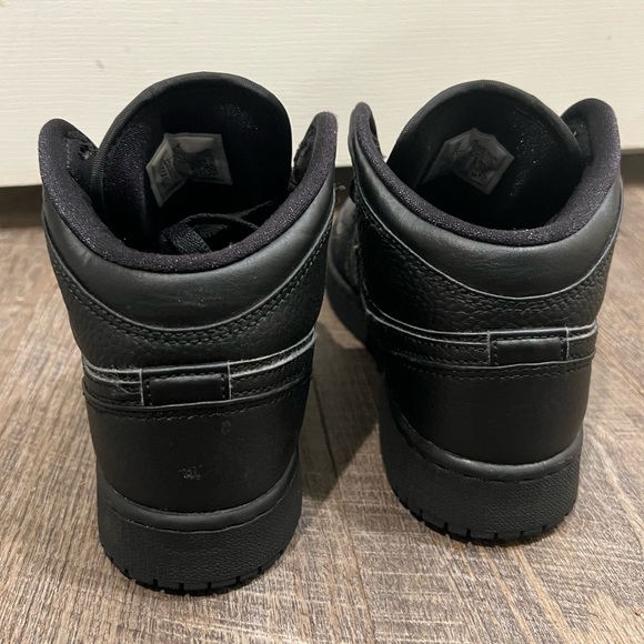 Nike Air Jordan Mid Triple Black GS - Picture 5 of 9